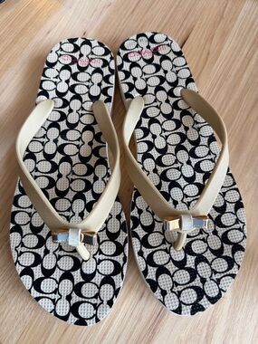 Coach Amel Flip Flop Sandal Thongs Size 9/10 Tan w Brown Signature Gold Bow NWOT